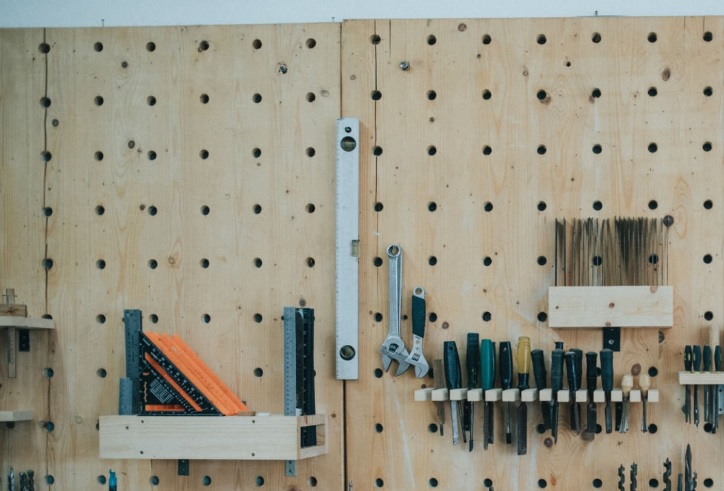 Jak dobrać meble warsztatowe do pracy w branży motoryzacyjnej?