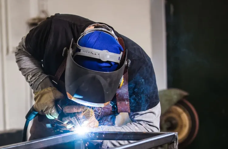 Jakie meble warsztatowe są najpraktyczniejsze w zakładach elektromechanicznych?