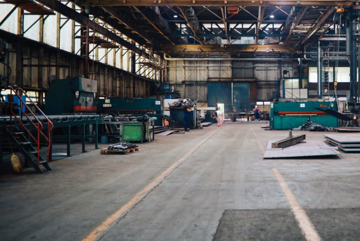 Jakie cechy powinny mieć meble warsztatowe dla działalności jednoosobowej?