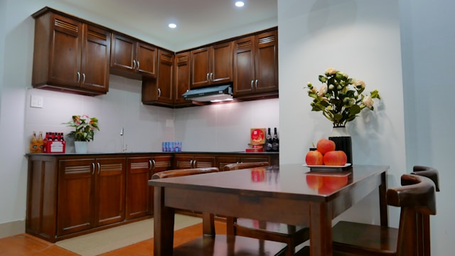 Meble kuchenne do małej kuchni – jak nie stracić funkcjonalności